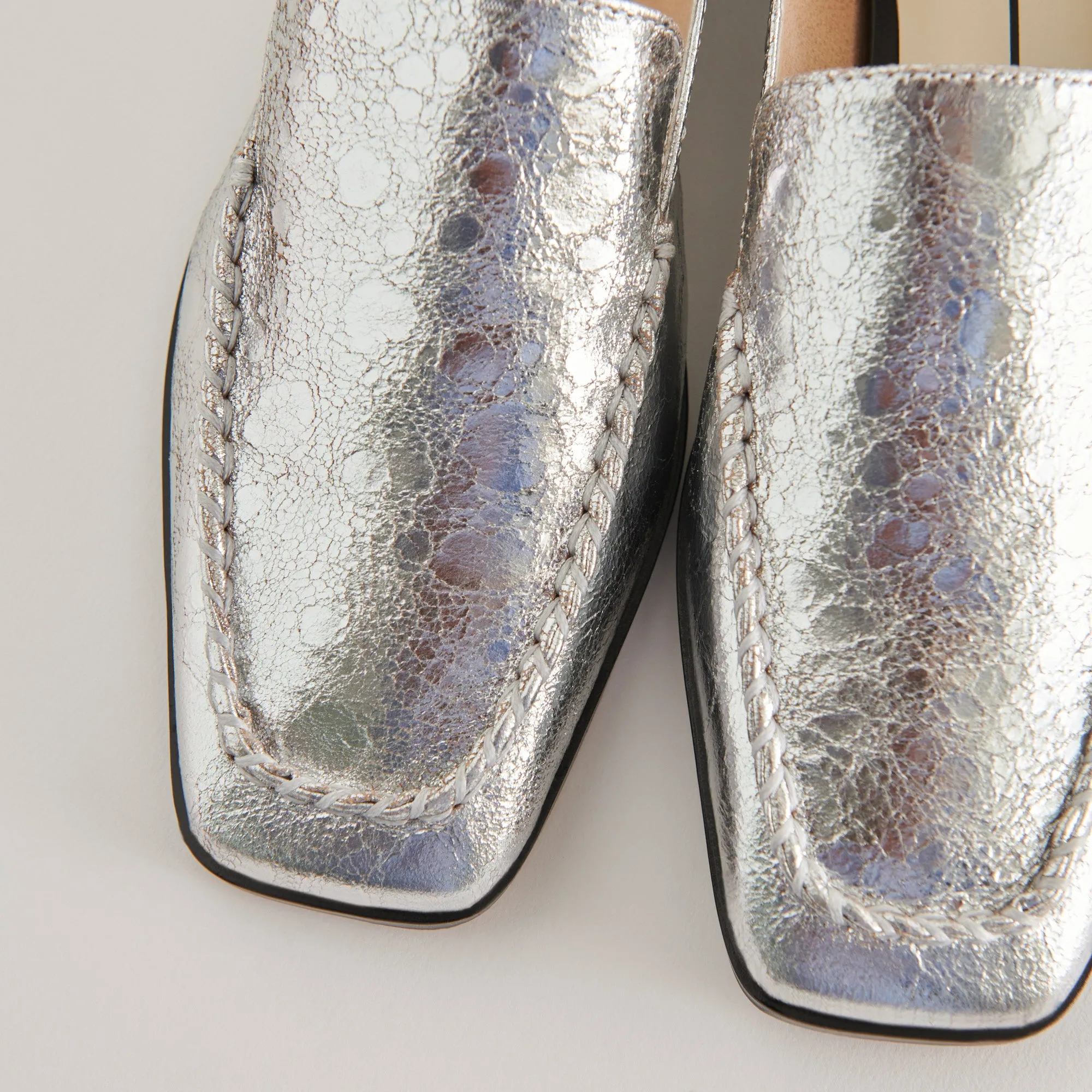 BENY WEITE FLATS SILBER ANTIKE LEDER