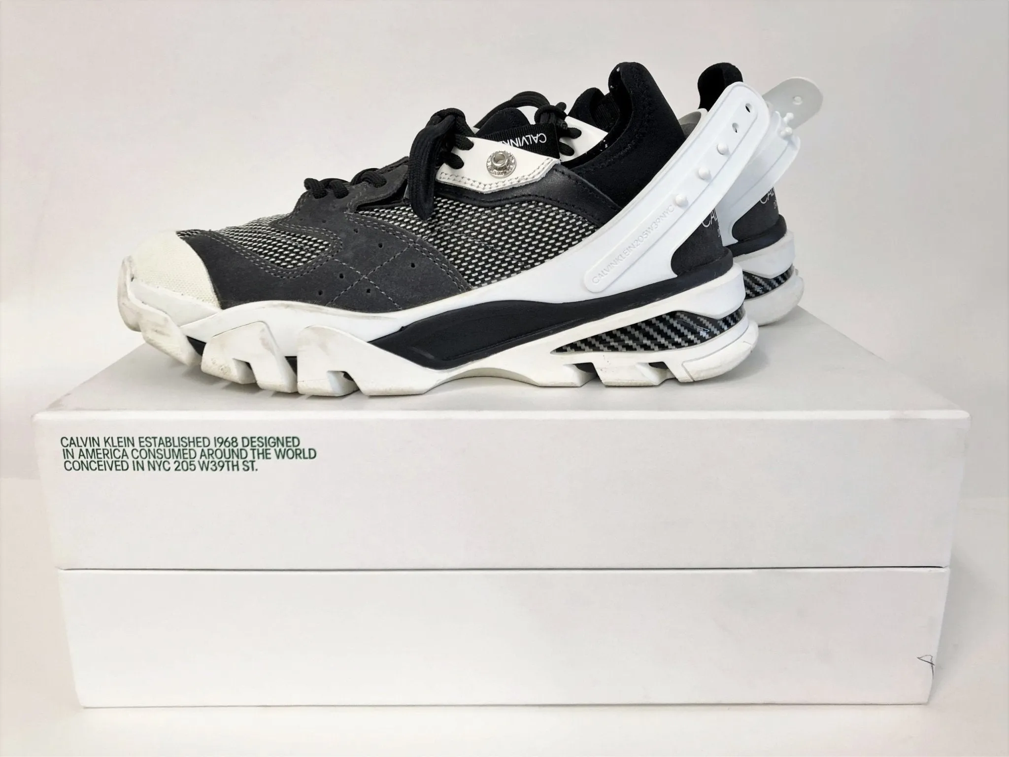 Calvin Klein 205W39NYC Carla Sneakers Kohlenstoff/Schwarz/Weiß Größe 8