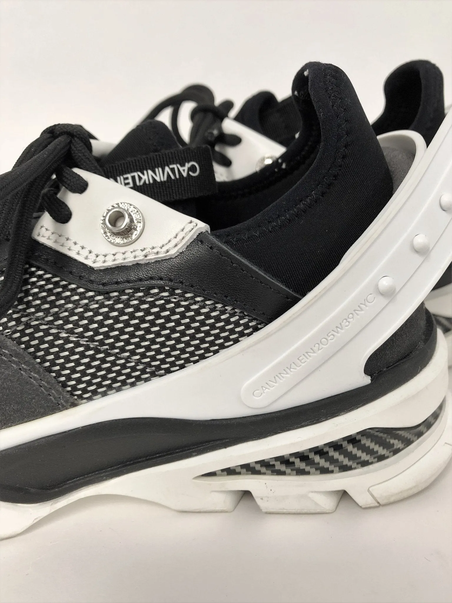 Calvin Klein 205W39NYC Carla Sneakers Kohlenstoff/Schwarz/Weiß Größe 8