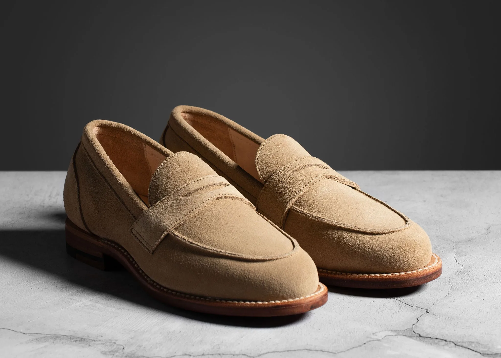Clara Penny Loafer in Beigem Wildleder
