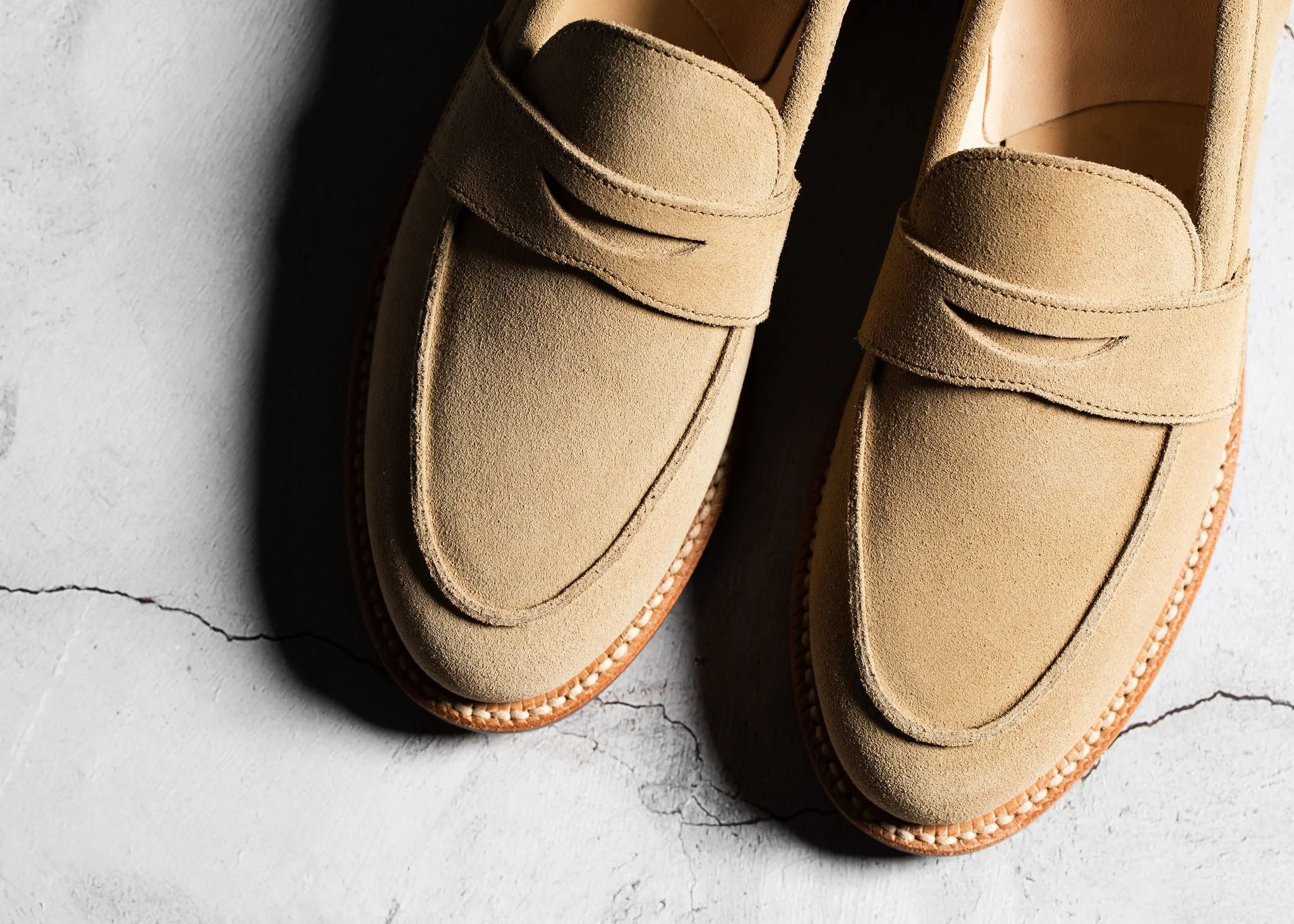 Clara Penny Loafer in Beigem Wildleder