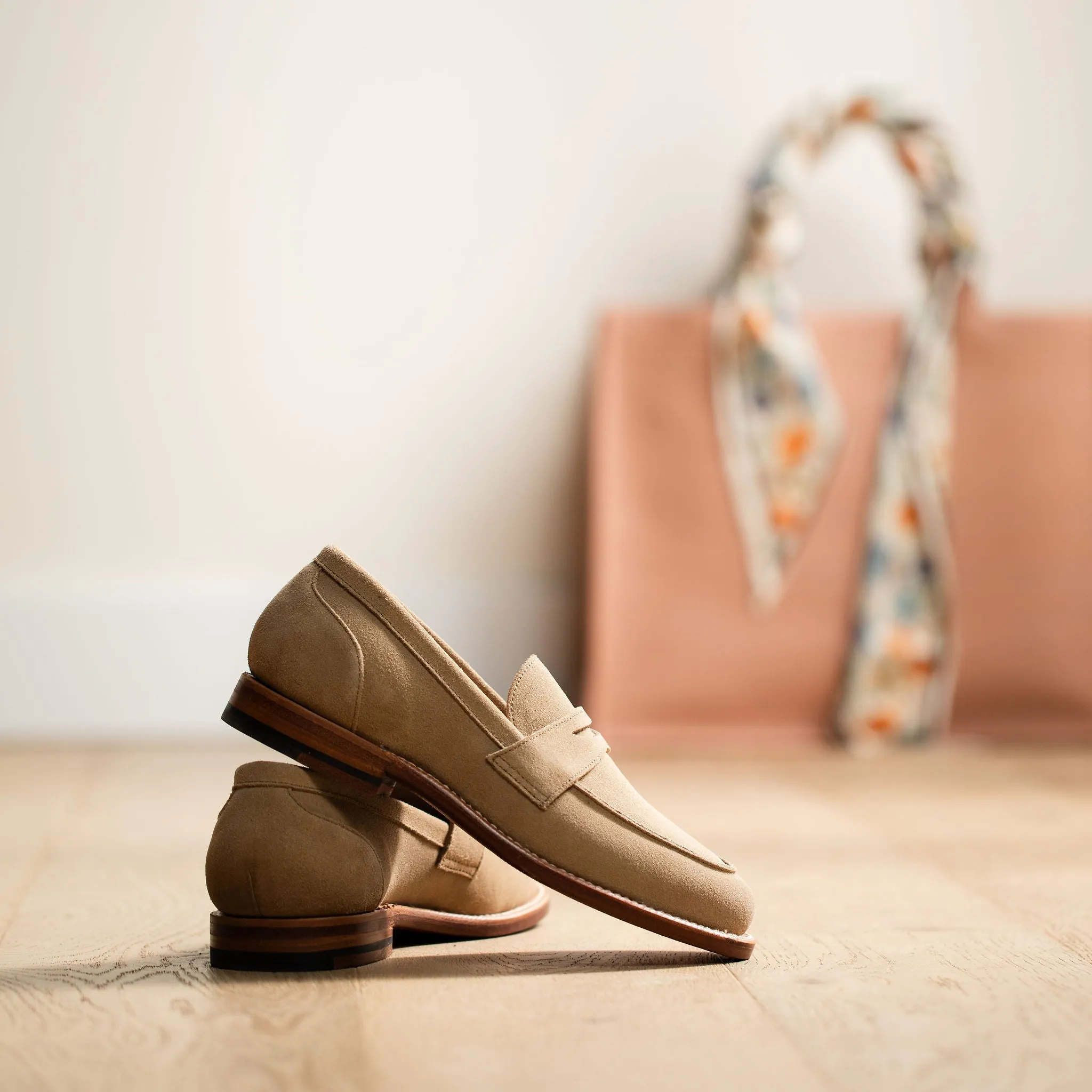 Clara Penny Loafer in Beigem Wildleder