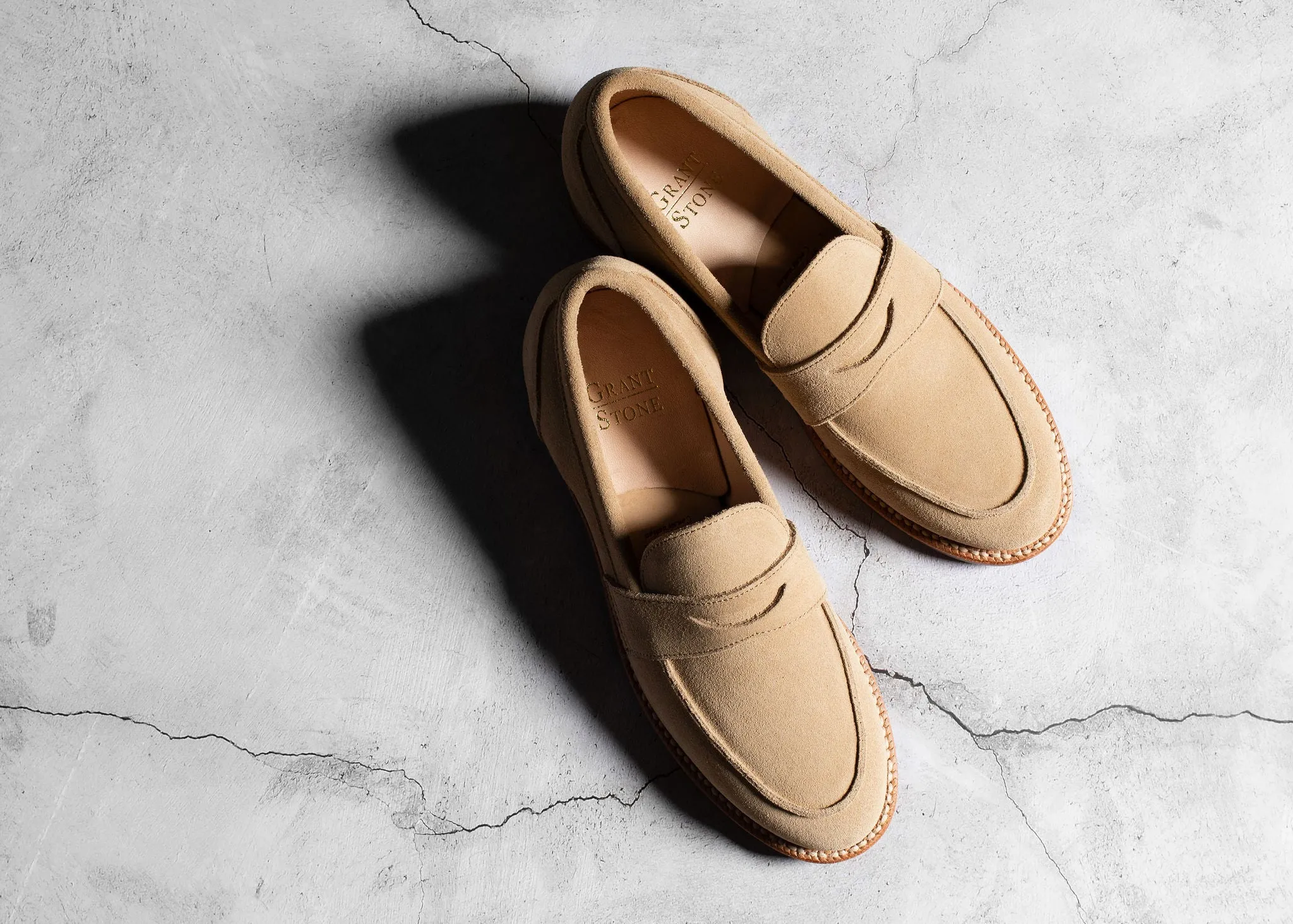 Clara Penny Loafer in Beigem Wildleder