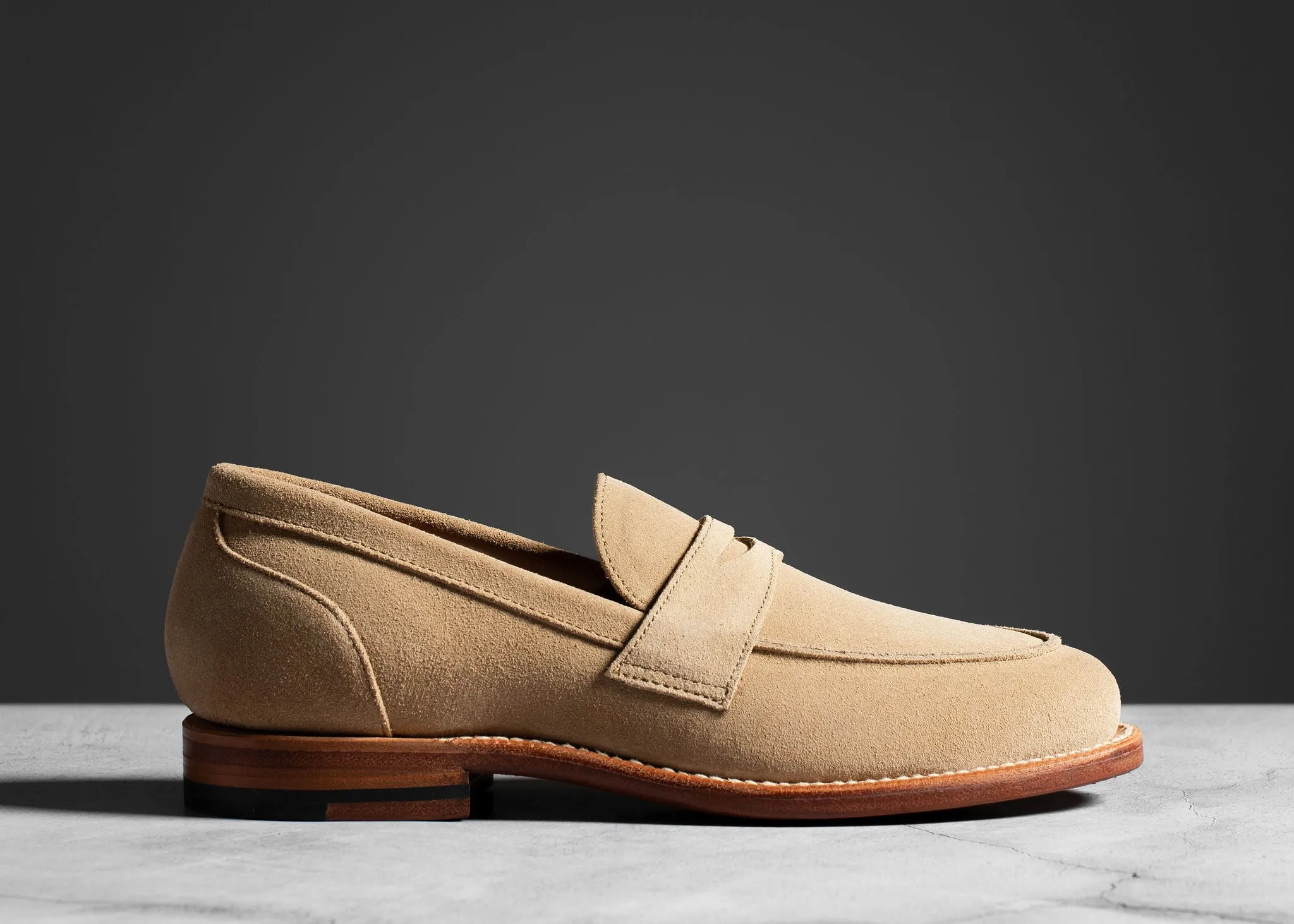 Clara Penny Loafer in Beigem Wildleder