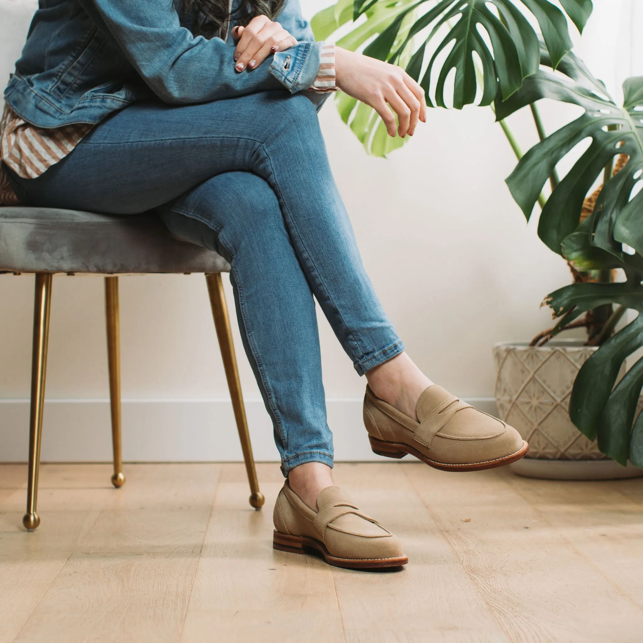 Clara Penny Loafer in Beigem Wildleder