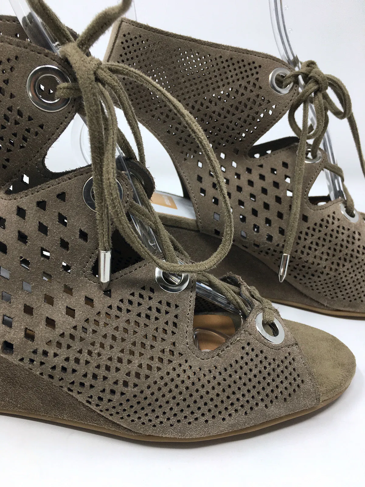 Dolce Vita Größe 9 Perlgraue Sandalen mit Lochmuster-Dreiecken NWOB