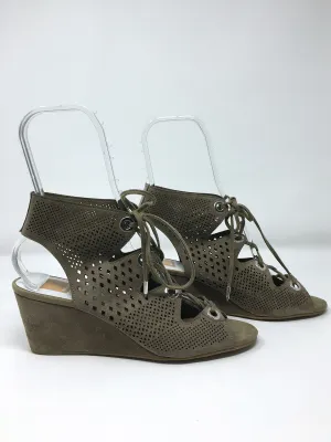Dolce Vita Größe 9 Perlgraue Sandalen mit Lochmuster-Dreiecken NWOB