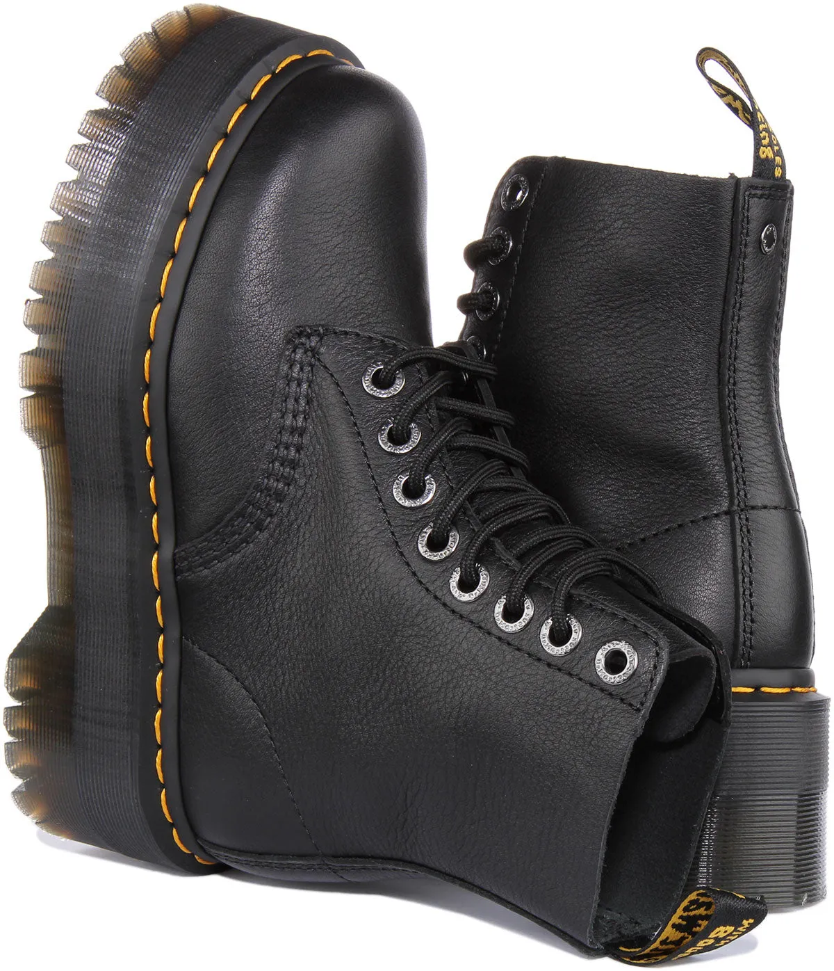 Dr. Martens 1460 Pascal Max in schwarzen Schuhen Dr. Martens