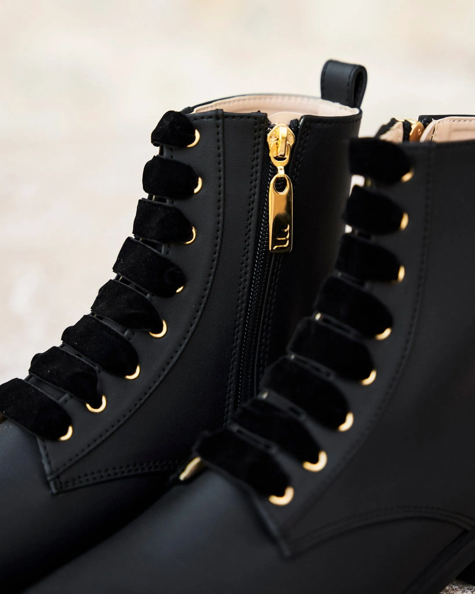 Galaxy Vegan Leder Stiefel aus recyceltem Material | Schwarz