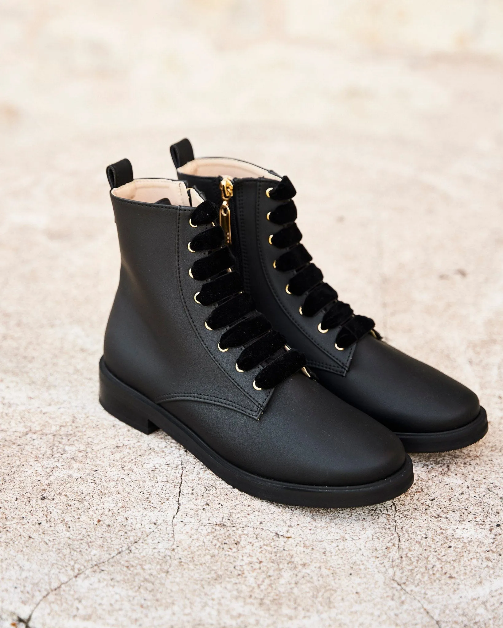 Galaxy Vegan Leder Stiefel aus recyceltem Material | Schwarz