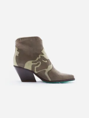 Jane Vegan Wildleder Knöchel-Cowboystiefel | Militärgrün