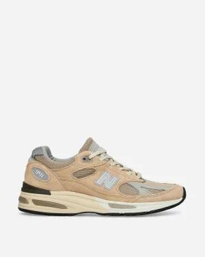 Hergestellt in UK 991v2 Sneakers Kubanischer Sand / Hafennebel / Silber