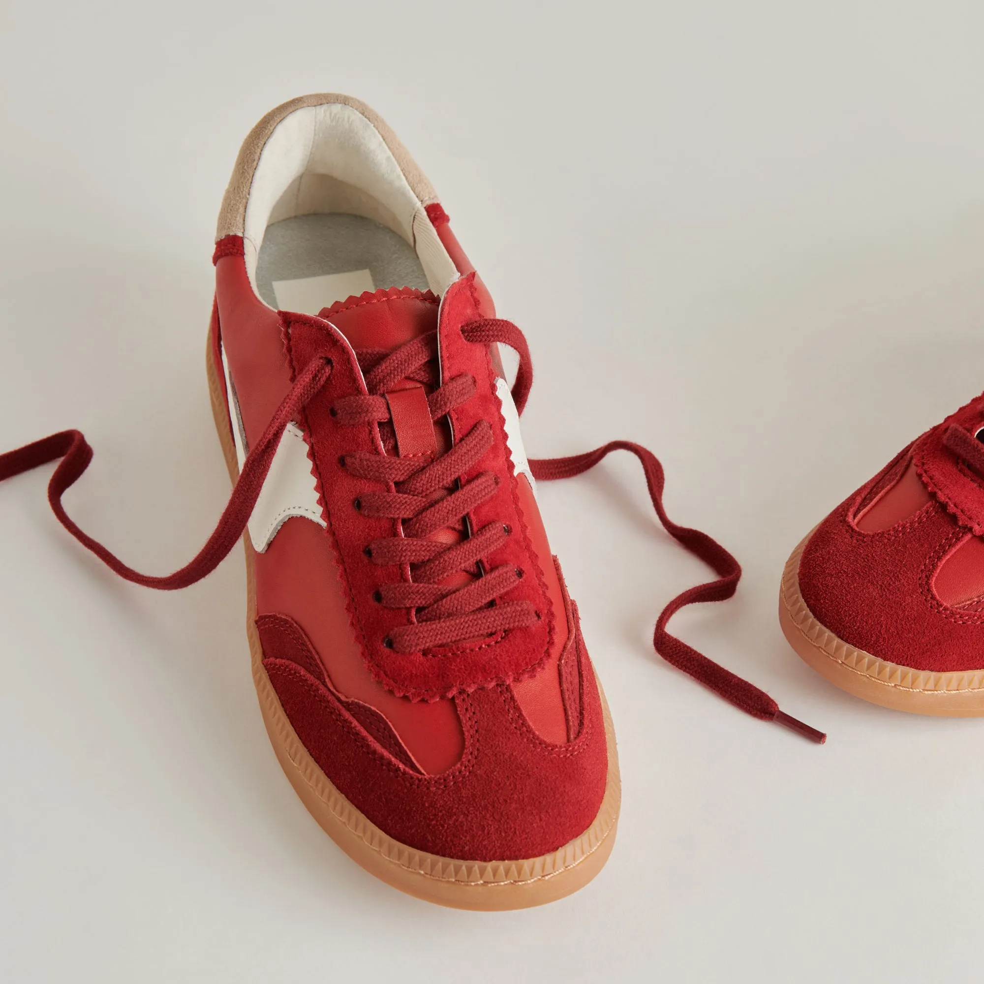 HINWEIS SNEAKERS KARMESINROT WILDLEDER