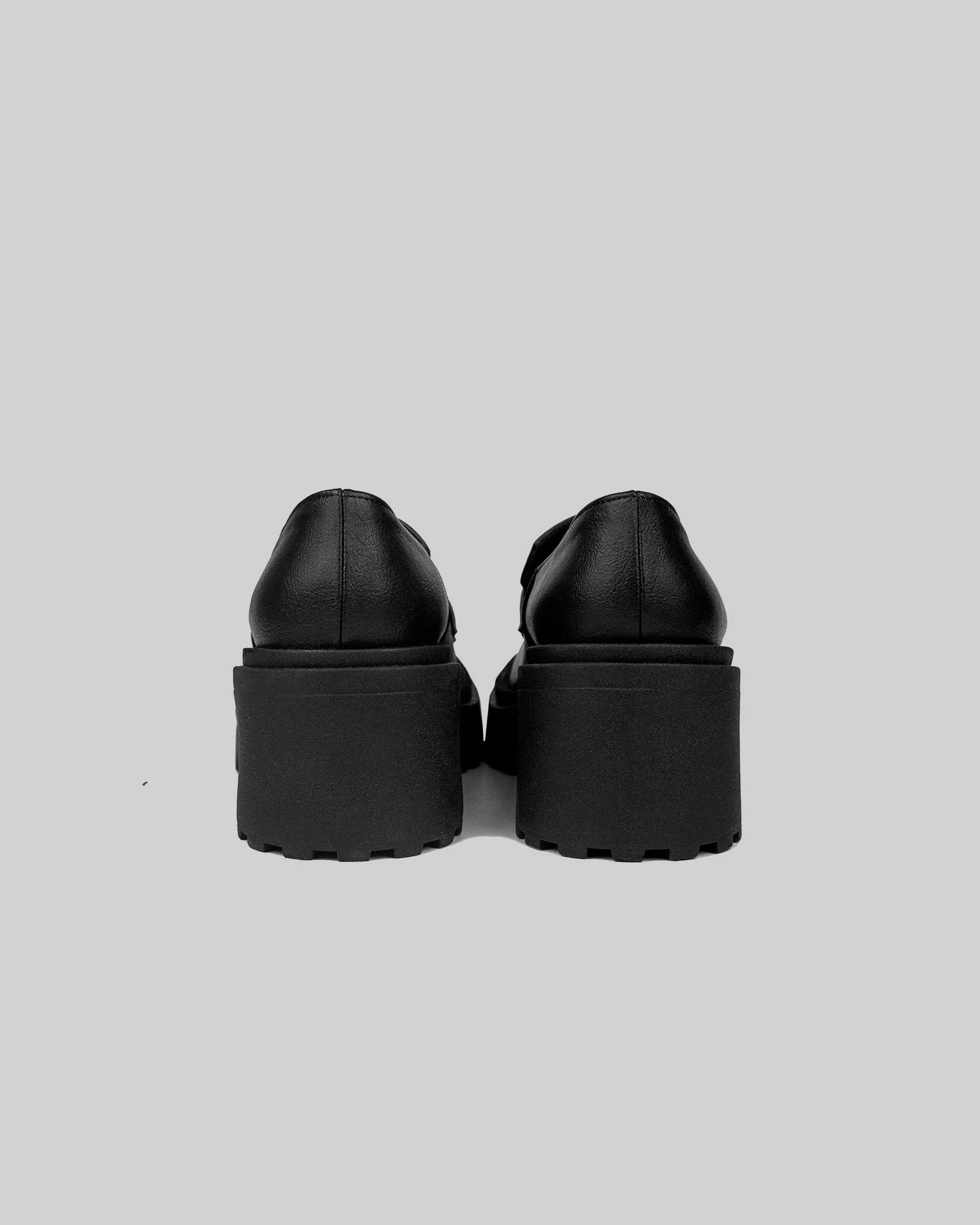 Quadratische Grobe Traubenleder-Veganer Loafers | Schwarz