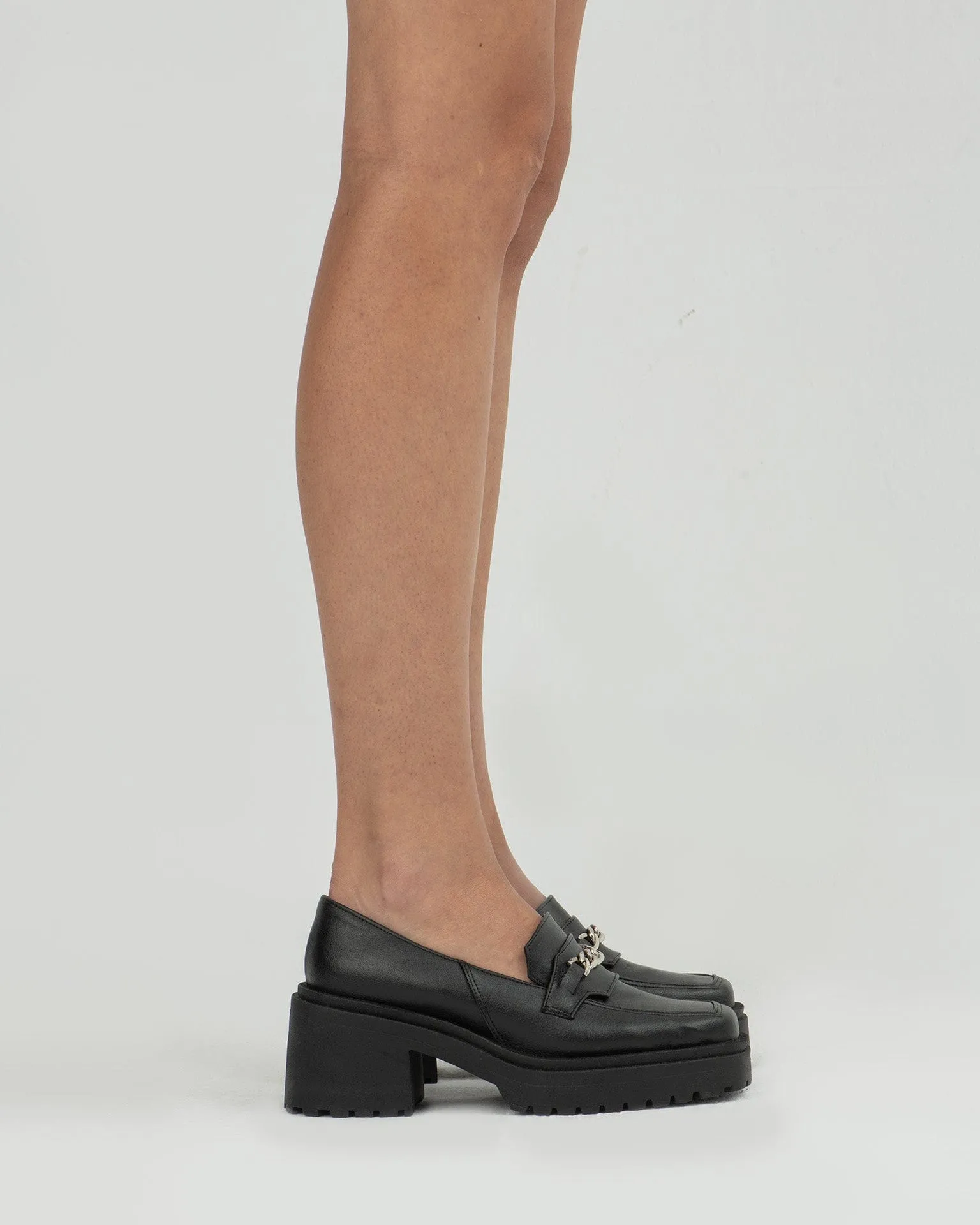 Quadratische Grobe Traubenleder-Veganer Loafers | Schwarz
