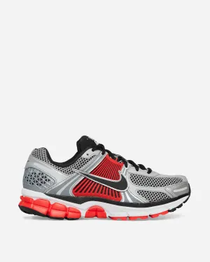 Zoom Vomero 5 SE Sneakers in Leuchtendes Karmesin / Gletschereis